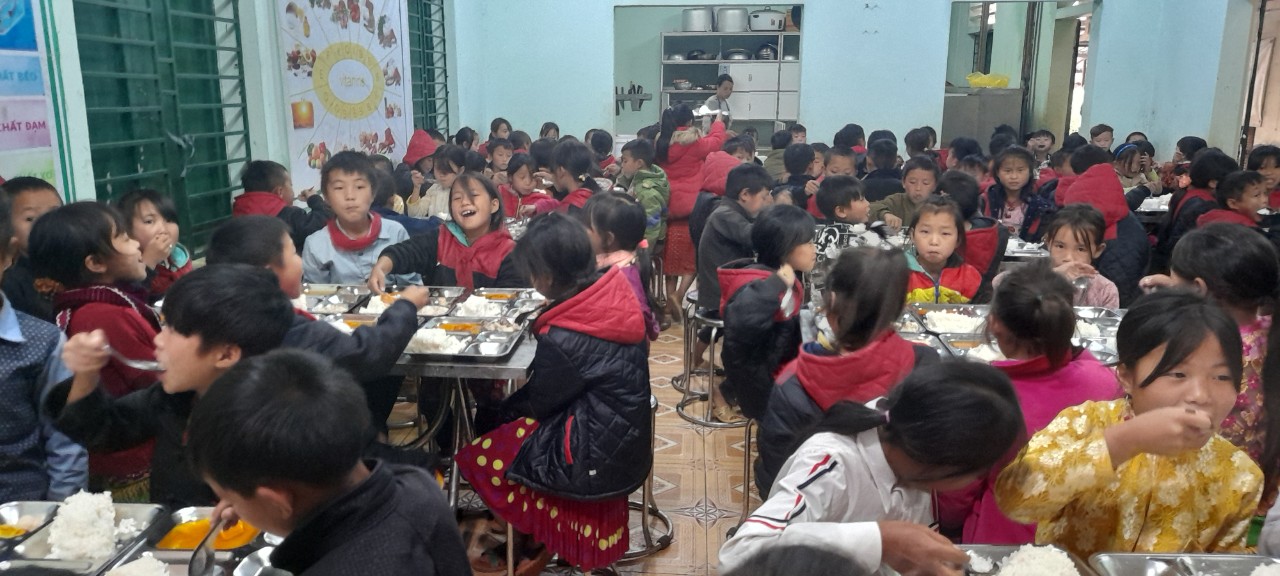 Ban giám sát chế độ học sinh thực hiện giám sát tại bếp ăn Trường Tiểu học - Trung học cơ sở và Trường Mầm Non xã Tả Lủng