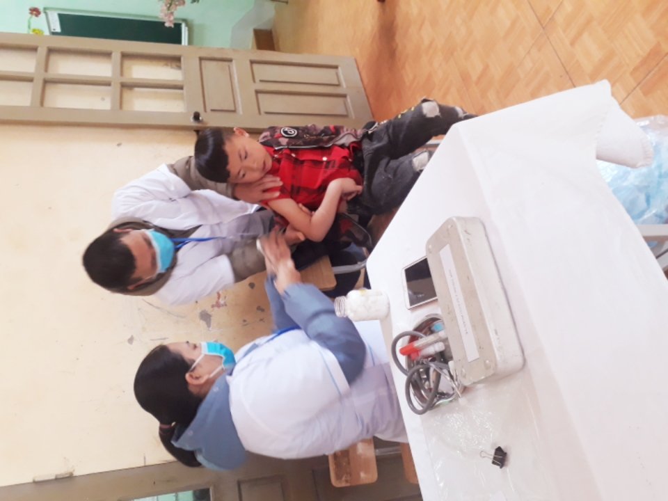 Trạm y tế xã phối hợp cùng trường tiểu học xã Tả Lủng triển khai tiêm phòng uốn ván cho học sinh lớp 2